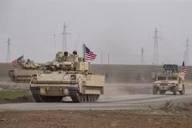 Binh sỹ Mỹ tham gia chiến dịch truy quét các phần tử IS tại thị trấn Tel Maaruf, tỉnh Hasakeh, Syria, ngày 15/12/2022. (Ảnh: AFP/TTXVN)