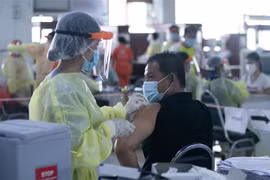 Nhân viên y tế tiêm vaccine ngừa COVID-19 cho người dân. (Nguồn: THX/TTXVN) 