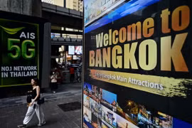 Biển quảng cáo du lịch tại thủ đô Bangkok, Thái Lan. (Ảnh: AFP/TTXVN)