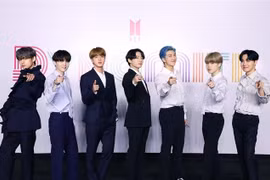 Các thành viên nhóm nhạc Hàn Quốc BTS trong cuộc họp báo trực tuyến ra mắt đĩa đơn Dynamite tại Seoul, Hàn Quốc, ngày 21/8/2020. (Nguồn: Yonhap/TTXVN) 