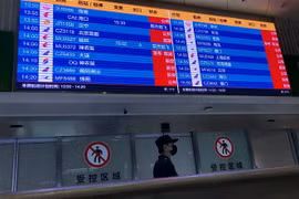 Danh sách các chuyến bay bị hủy tại sân bay Tianhe ở Vũ Hán, Trung Quốc ngày 23/1/2020. (Nguồn: AFP/TTXVN) 