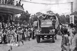 Đại đoàn 308 tiến vào Quảng trường Đông Kinh Nghĩa Thục ngày 10/10/1954. Phần mái nhà nhô ra là tòa nhà "Hàm Cá Mập" ngày nay (Ảnh tư liệu TTXVN)