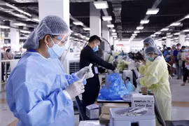 ​Nhân viên y tế chuẩn bị vaccine trước khi tiêm cho người dân tại 1 điểm tiêm ở thủ đô Vientiane. (Ảnh: Phạm Kiên/TTXVN) 