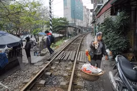 Một đoạn đường ngang dân sinh trên đường Phùng Hưng tại Hà Nội, người dân còn bắc ván để dễ bề đi lại. (Ảnh: Minh Sơn/Vietnam+) 
