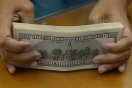 Đồng 100 USD. (Ảnh: AFP/TTXVN)