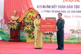 Bộ trưởng Quốc phòng Phan Văn Giang trao tặng tượng trưng 20 căn nhà Đại Đoàn kết cho nhân dân tỉnh Hưng Yên. (Ảnh: Đinh Văn Nhiều/TTXVN)