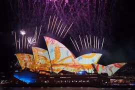 Màn pháo hoa tại Nhà hát Opera Sydney khởi đầu lễ hội ánh sáng Vivid Sydney 2023. (Ảnh: Lê Đạt/TTXVN)