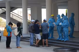 Nhân viên y tế thực hiện quy trình tiếp đón các trường hợp F1 được cách ly tại Khu ký túc xá phía Tây thành phố Đà Nẵng. (Ảnh: Văn Dũng/TTXVN)