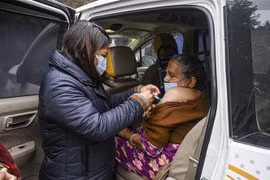 Nhân viên y tế tiêm vaccine phòng COVID-19 cho người dân tại New Delhi, Ấn Độ, ngày 25/1/2022. (Ảnh: AFP/TTXVN) 