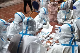 Cán bộ y tế lấy mẫu xét nghiệm test nhanh tại Hà Giang. (Ảnh: Minh Tâm/TTXVN) 