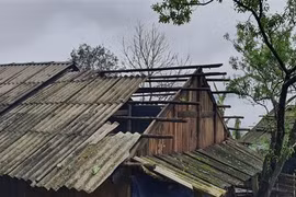 Nhà dân ở thôn Sử Pán, xã Bản Hồ, thị xã Sa Pa bị tốc mái do giông lốc. (Ảnh: Hương Thu/TTXVN) 