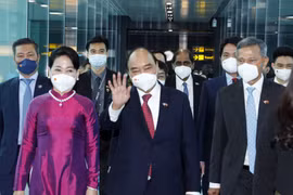 Bộ trưởng Ngoại giao Singapore Vivian Balakrishnan tiễn Chủ tịch nước Nguyễn Xuân Phúc và Phu nhân tại sân bay Quốc tế Changi. (Ảnh: Thống Nhất/TTXVN) 