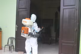Phun thuốc phòng chống dịch sốt xuất huyết. (Ảnh: Hải Yến/TTXVN)