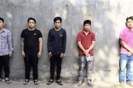 Các đối tượng Tuấn, Điện, Bửu, Thanh và Hồng (từ trái qua phải). (Nguồn: TTXVN phát) 