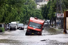 Cảnh ngập lụt sau những trận mưa lớn tại Lahore, Pakistan, ngày 22/7/2023. (Ảnh: THX/TTXVN)