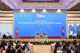 Thủ tướng Nguyễn Xuân Phúc, Chủ tịch ASEAN 2020 cùng các nhà lãnh đạo cấp cao chứng kiến Lễ ký Hiệp định Đối tác Kinh tế Toàn diện Khu vực RCEP. (Ảnh: Thống Nhất/TTXVN) 