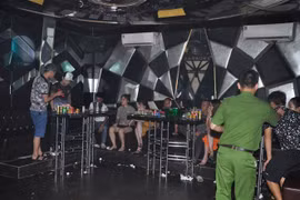 Kiểm tra quán bar, phát hiện 43 thanh niên dương tính với ma túy