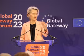Chủ tịch Ủy ban châu Âu (EC) Ursula von der Leyen phát biểu tại phiên khai mạc diễn đàn. (Ảnh: Hương Giang/TTXVN) 