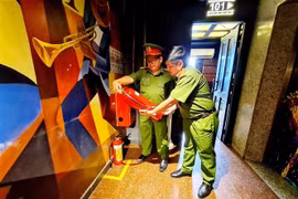 Đoàn kiểm tra của Công an quận 8 kiểm tra các điều kiện về an toàn phòng cháy chữa cháy tại quán Karaoke ICool. (Ảnh: TTXVN phát) 