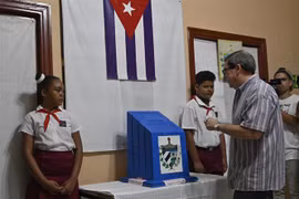 Ngoại trưởng Cuba Bruno Rodriguez bỏ phiếu tại điểm bầu cử Quốc hội ở La Habana ngày 26/3/2023. (Ảnh: AFP/TTXVN)