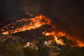 Khói lửa bốc lên từ đám cháy rừng gây ra bởi nắng nóng nghiêm trọng tại bang California, Mỹ ngày 7/9/2022. (Ảnh: AFP/TTXVN) 