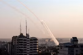 Khói bốc lên sau một vụ không kích của Israel xuống thành phố Gaza ngày 15/1/2020. (Nguồn: AFP/TTXVN) 