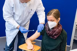 Mũi vaccine tăng cường giúp làm tăng kháng thể để phòng ngừa Omicron