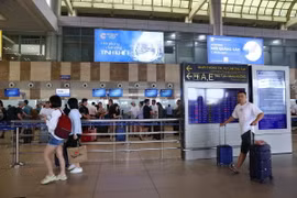 Hành khách tại Sân bay Nội Bài. (Ảnh: Huy Hùng/TTXVN)