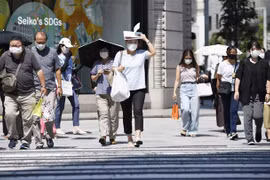 Người dân đeo khẩu trang phòng dịch COVID-19 tại Tokyo, Nhật Bản, ngày 9/8/2022. (Ảnh: Kyodo/TTXVN) 