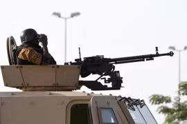 Binh sỹ tuần tra tại Ouagadougou, Burkina Faso. (Ảnh: AFP/TTXVN)