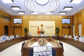 Ủy ban Thường vụ Quốc hội biểu quyết thông qua định mức phân bổ dự toán chi thường xuyên ngân sách nhà nước năm 2022. (Ảnh: Doãn Tấn/TTXVN) 