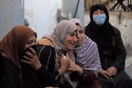 Nỗi đau mất người thân trong cuộc tấn công của Israel vào thành phố Rafah, miền Nam Dải Gaza ngày 21/4/2024. (Ảnh: THX/TTXVN)