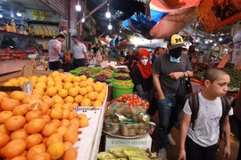 Người dân mua sắm tại một khu chợ ở Amman, Jordan ngày 23/4/2020. (Nguồn: AFP/TTXVN) 