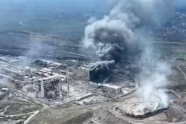 Khói bốc lên từ nhà máy thép Azovstal ở thành phố Mariupol, Ukraine. (Ảnh: AFP/TTXVN) 
