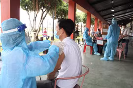 Triển khai tiêm vaccine mũi 2 cho người dân tại phường Phú Cường, thành phố Thủ Dầu Một, tỉnh Bình Dương. (Ảnh: Văn Hướng/TTXVN) 