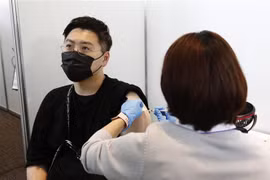 Nhân viên y tế tiêm vaccine ngừa COVID-19 cho người dân tại Tokyo, Nhật Bản ngày 25/6/2021. (Ảnh: AFP/TTXVN) 