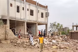 Một ngôi nhà bị trúng pháo kích sau giao tranh giữa Lực lượng Vũ trang Sudan (SAF) và nhóm bán quân sự Các Lực lượng Phản ứng nhanh (RSF) ở Khartoum ngày 6/6/2023. (Ảnh: AFP/TTXVN)