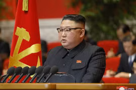 Nhà lãnh đạo Triều Tiên Kim Jong-un phát biểu tại lễ bế mạc đại hội Đảng Lao động Triều Tiên (WPK) lần thứ VIII ở Bình Nhưỡng, ngày 13/1/2021. (Nguồn: KCNA/TTXVN) 
