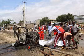 Nhân viên y tế Somalia chuyển thi thể nạn nhân tại hiện trường vụ đánh bom liều chết ở thủ đô Mogadishu, ngày 10/7/2021. (Ảnh: AFP/TTXVN) 