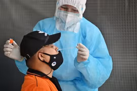 Nhân viên y tế lấy mẫu xét nghiệm COVID-19 cho người dân tại Bangkok, Thái Lan ngày 27/4/2021. (Nguồn: AFP/TTXVN) 
