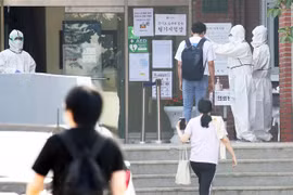 Kiểm tra thân nhiệt phòng lây nhiễm COVID-19 tại Suwon, Hàn Quốc, ngày 13/6/2020. (Nguồn: YONHAP/TTXVN) 