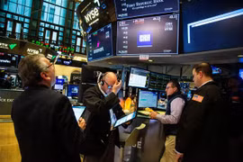Hoạt động giao dịch trên thị trường chứng khoán New York, Mỹ ngày 13/3/2023. (Ảnh: THX/TTXVN)
