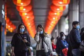 Người dân đeo khẩu trang đề phòng lây nhiễm virus corona gây dịch bệnh viêm phổi tại Macau, Trung Quốc ngày 22/1/2020. (Nguồn: AFP/TTXVN) 