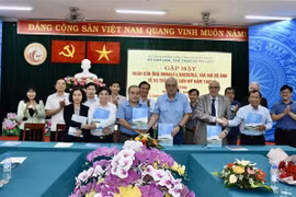 Lãnh đạo tỉnh Quảng Ngãi gặp mặt tác giả bộ ảnh thảm sát Sơn Mỹ. (Ảnh: TTXVN)