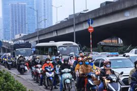 Hình ảnh ùn tắc cục bộ tại một tuyến đường ở Hà Nội. (Ảnh: Tuấn Anh/TTXVN)