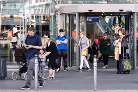 Người dân đeo khẩu trang phòng lây nhiễm COVID-19 tại nhà ga tàu hỏa ở Berlin, Đức, ngày 15/6/2020. (Nguồn: THX/TTXVN) 