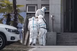 Chuyển bệnh nhân nghi nhiễm virus tương tự Hội chứng Viêm đường hô hấp cấp (SARS) tại bệnh viện Jinyintan ở thành phố Vũ Hán, Trung Quốc ngày 18/1/2020. (Nguồn: AFP/TTXVN) 