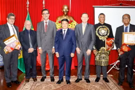 Đại sứ Việt Nam tại Brazil Bùi Văn Nghị cùng quan chức Brazil trong buổi gặp gỡ Hữu nghị Việt Nam-Brazil. (Nguồn: Đại sứ quán Việt Nam tại Brazil)