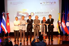Thứ trưởng Bộ Ngoại giao Argentina Pablo Tettamanti (thứ 3 từ phải sang) cùng đại sứ các nước ASEAN tại lễ kỷ niệm. (Ảnh: Hoài Nam/TTXVN) 