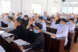 Các đại biểu biểu quyết về cơ cấu, thành phần, số lượng người ứng cử đại biểu Quốc hội khóa XV của tỉnh Vĩnh Long. (Ảnh: Phạm Minh Tuấn/TTXVN) 